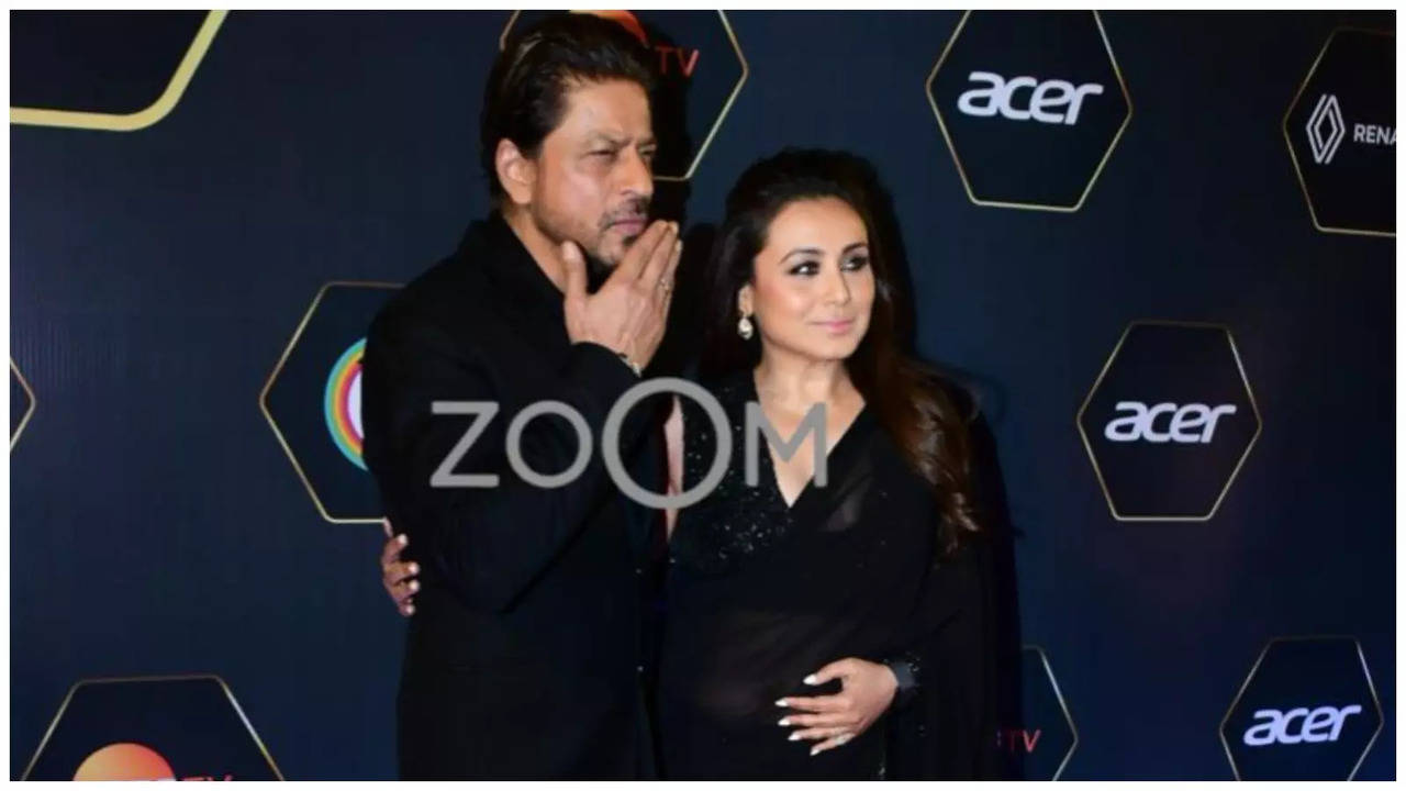 Shah Rukh Khan, Rani Pose Together At Dadasaheb Phalke Awards, Fans Go 'Aww'