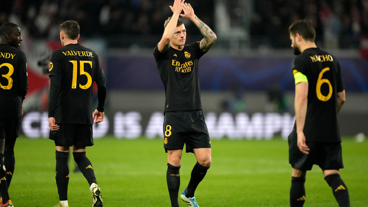 ​Real Madrid's Toni Kroos claps hands to supporters after winning the Champions League round of 16 first leg match between RB Leipzig and Real Madrid.