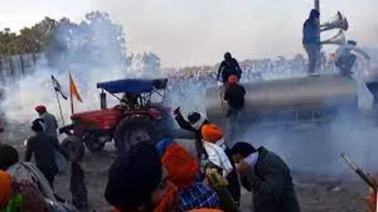 Police fires tear gas during farmers' protest