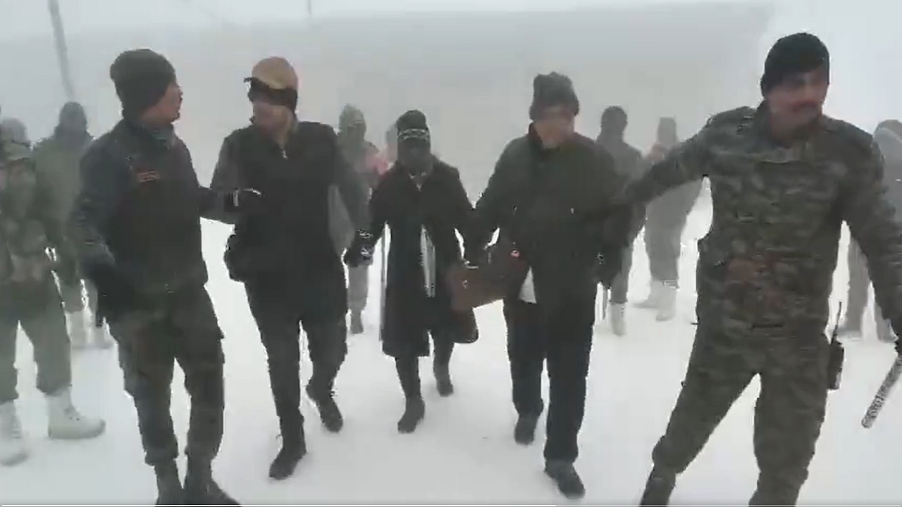 Indian Army did a brave job, rescued 500 people trapped in the snow