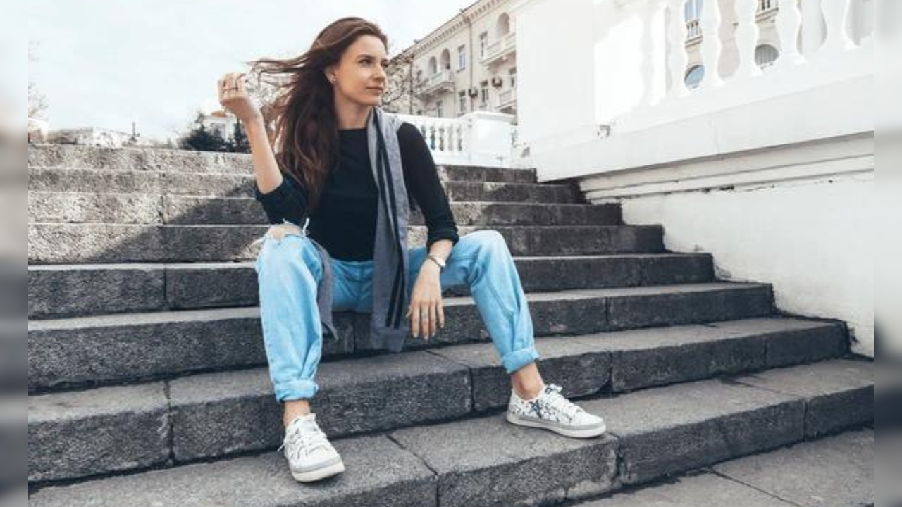 women love the new  fashion of boyfriend jeans