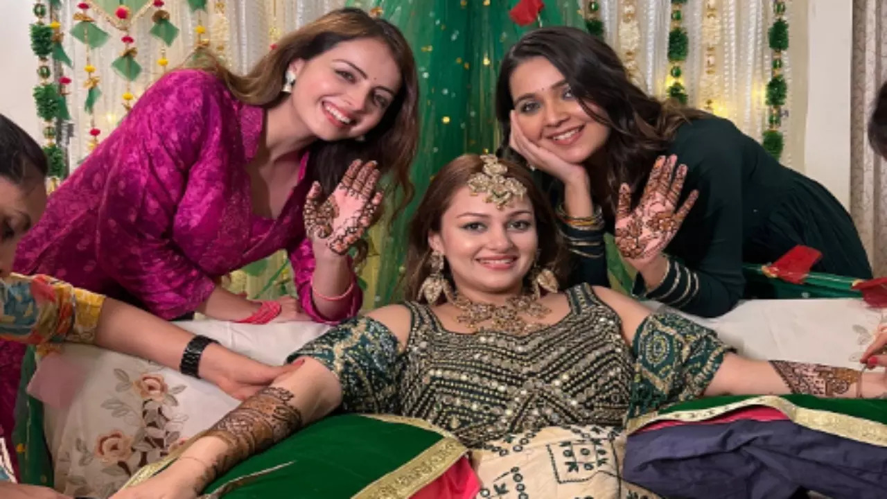 Nehalaxmi Iyer’s Mehendi Pictures: Shrenu Parikh And Mansi Srivastava Have Fun With Bride-To-Be