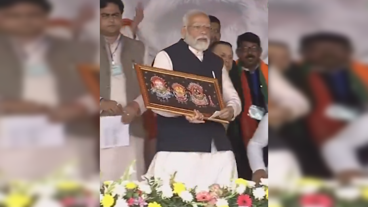 PM Modi Receiving Lord Jagannath's Painting From A Little Girl