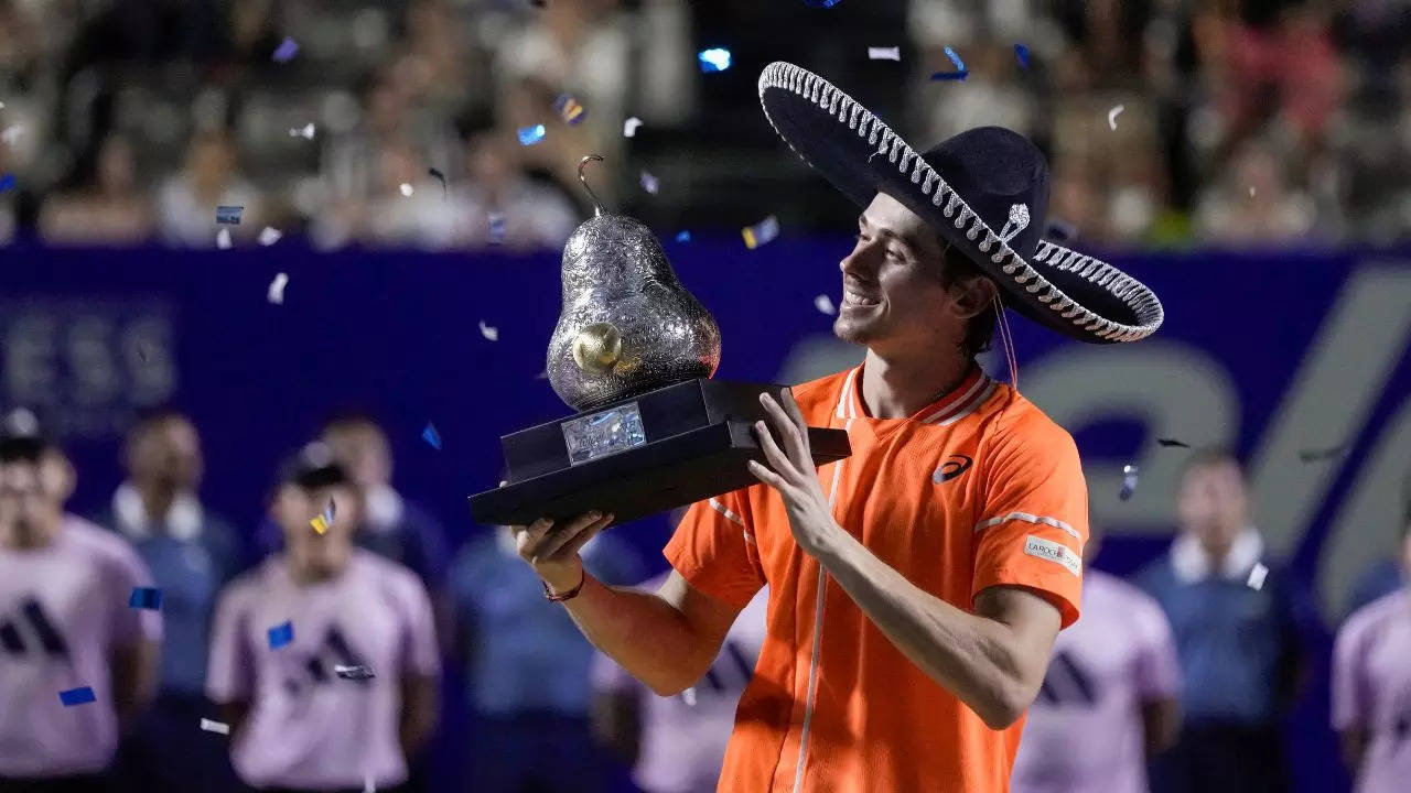 ​Alex de Minaur holds up his trophy after beating Casper Ruud in the final of the Mexican Open in Acapulco