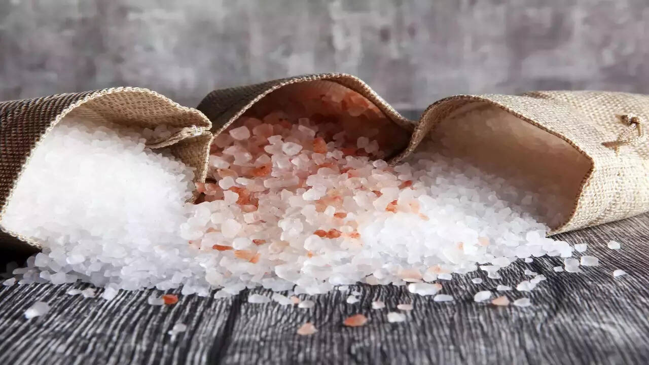 Rock Salt Vs White Salt WHO ने सांगितले मीठ खाण्याचे योग्य प्रमाण