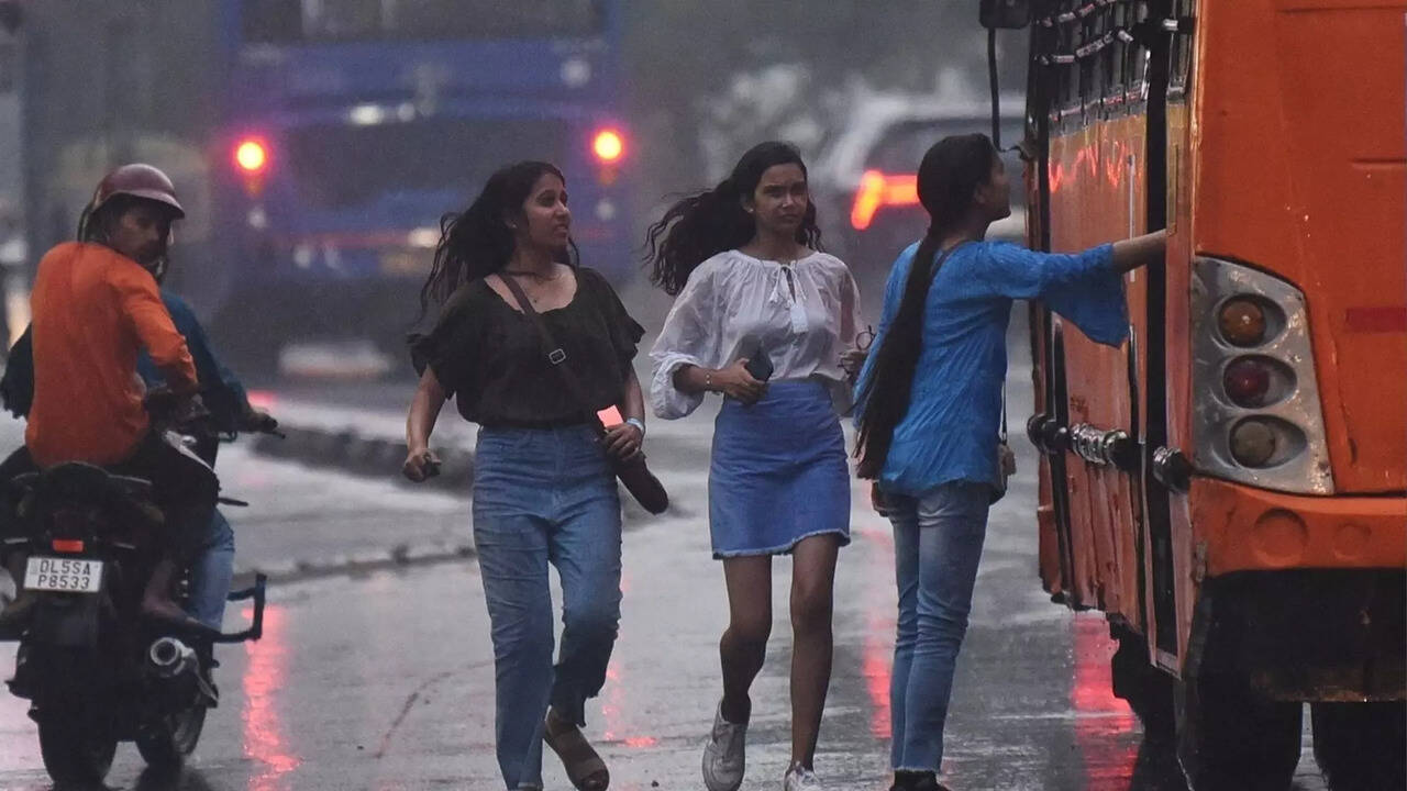  தெரியாத பெண்ணை ‘டார்லிங்’ என்று அழைப்பது பாலியல் துன்புறுத்தலாகும் - உயர்நிநீதிமன்றம் அதிரடி உத்தரவு.. 