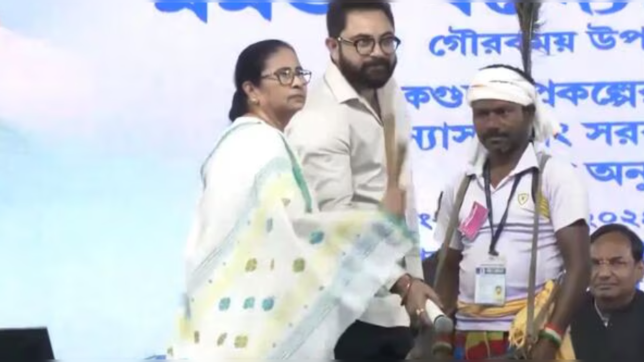 Mamata Banerjee Playing Traditional Dhol