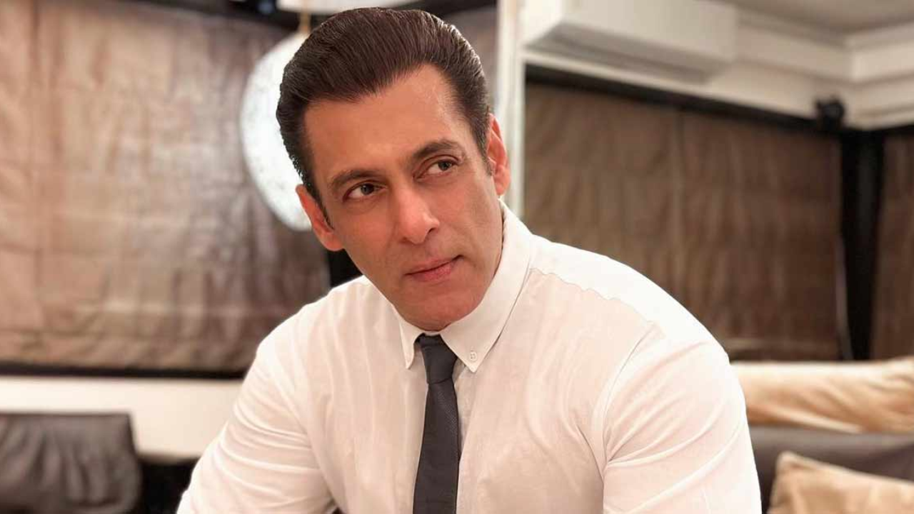 Salman Khan: सलमान के लुक नहीं, बल्कि उनकी घड़ी ने खींचा लोगों का ध्यान,  कीमत सुनकर पकड़ लेंगे सिर - Kisi Ka Bhai Kisi Ki Jaan Salman Khan Wore Gold  and Diamond