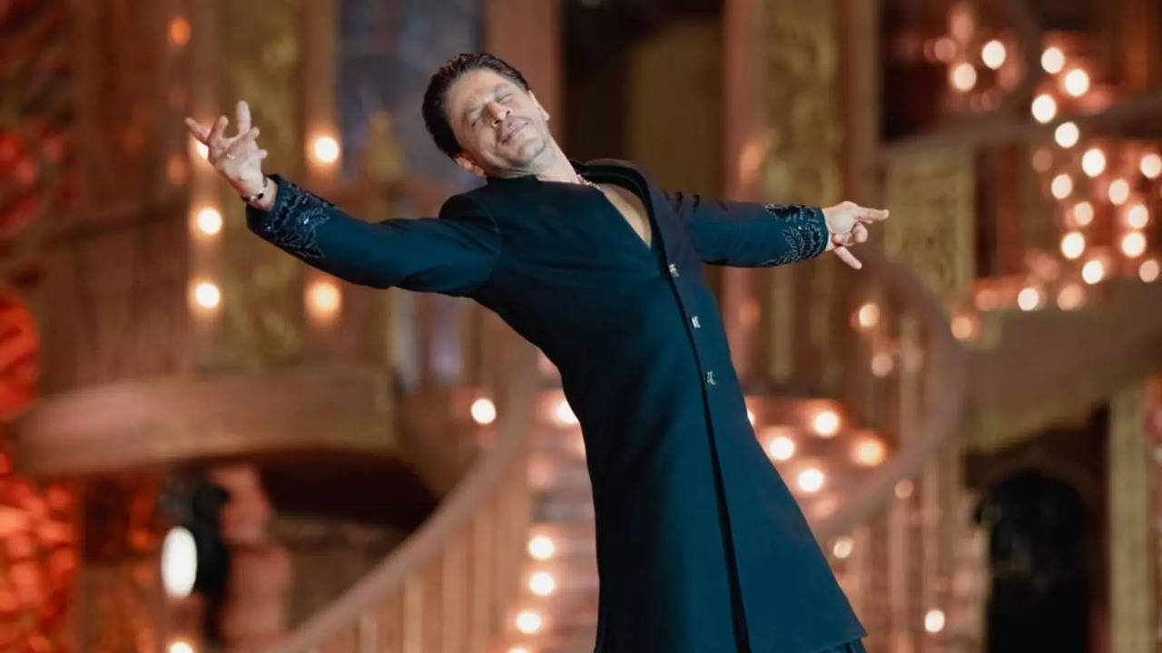 SRK dances to Main Hoon Na iconic song