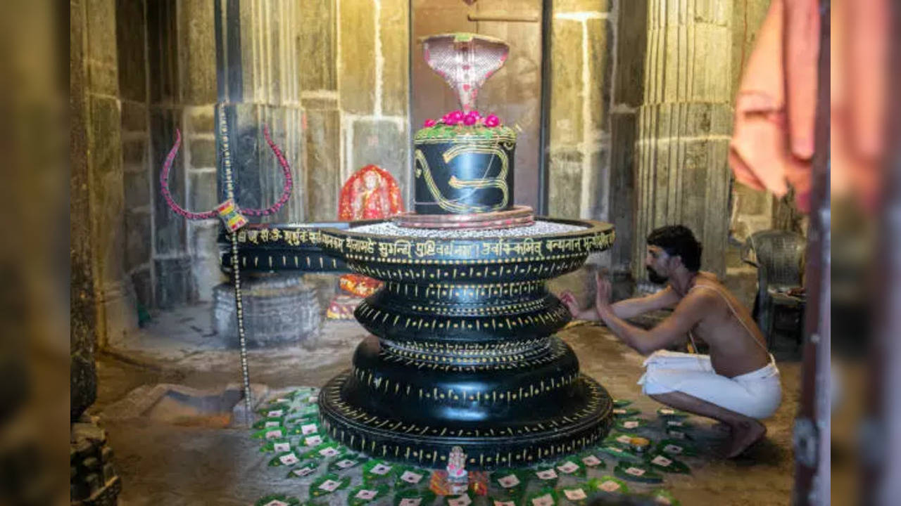 Know why Lord Shiva is worshipped in Shivling form