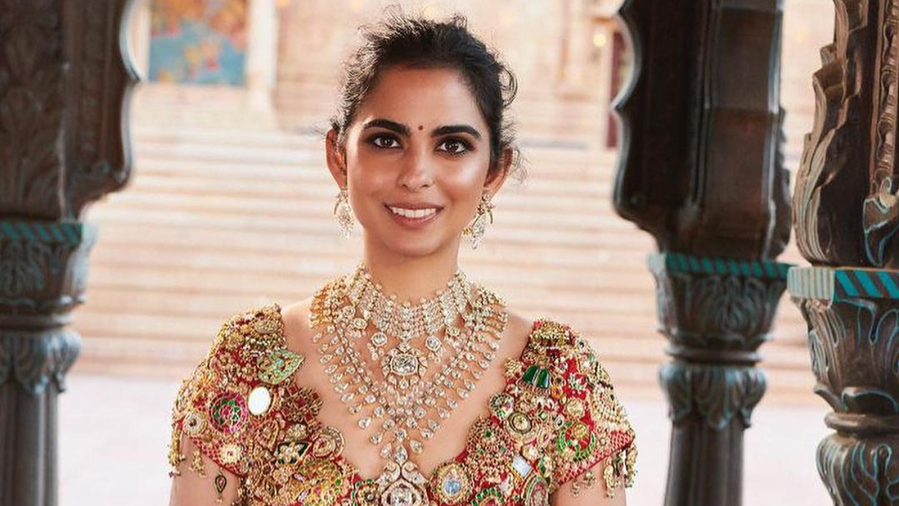 Isha Ambani Wears Expensive Jewellery As A Blouse