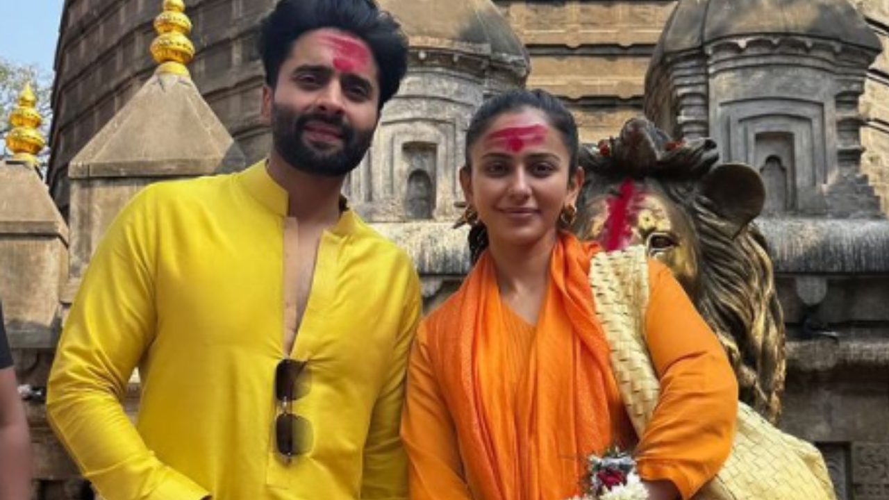 Rakul Preet Singh, Jackky Bhagnani Offer Prayers At Kamakhya Devi Temple