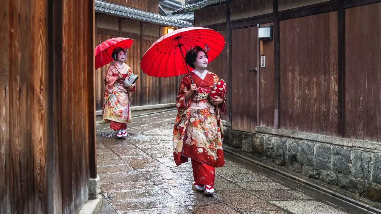 Kyoto bans tourists from private alleys of Geisha district. Credit: Canva