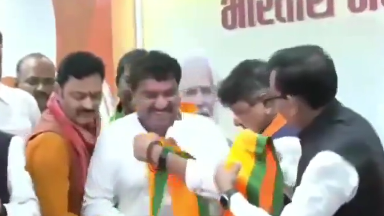 Kailash Vijayvargiya's Banter With Sanjay Shukla Goes Viral As Ex-Cong Leader Joins BJP | VIDEO