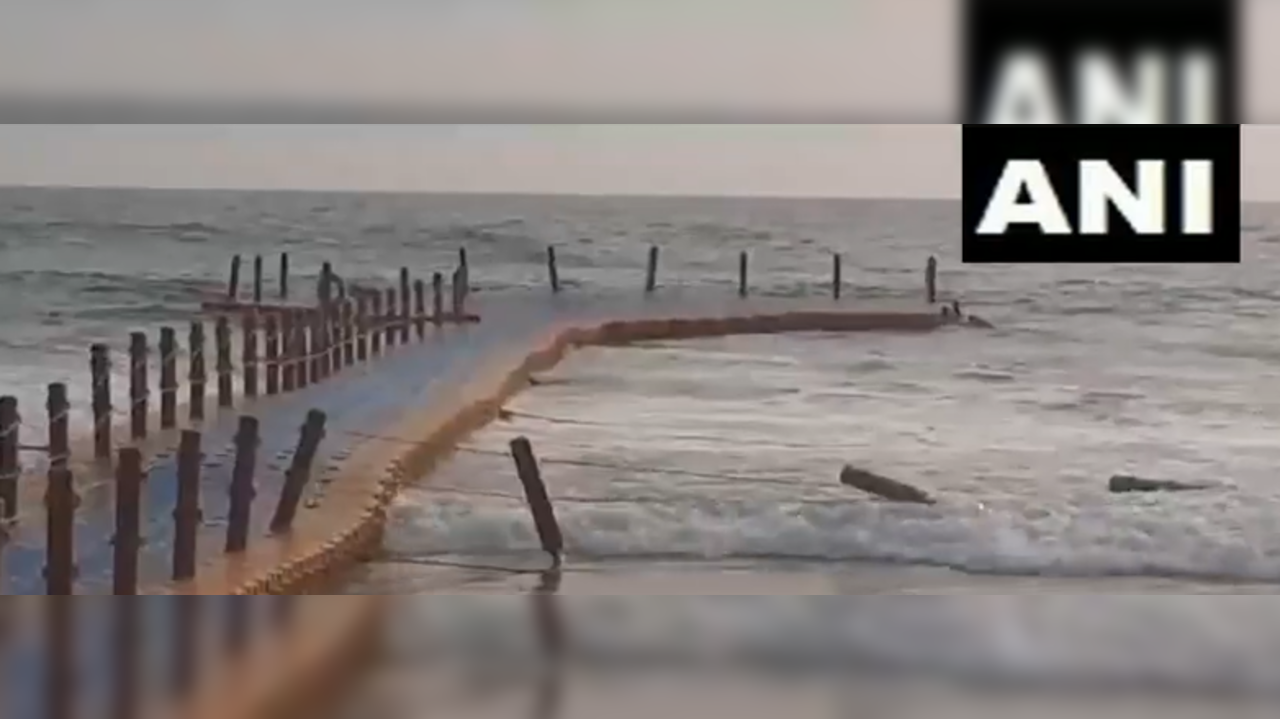 Many Fall Into Sea As Railing Of A Floating Bridge Collapses In Kerala's Varkala