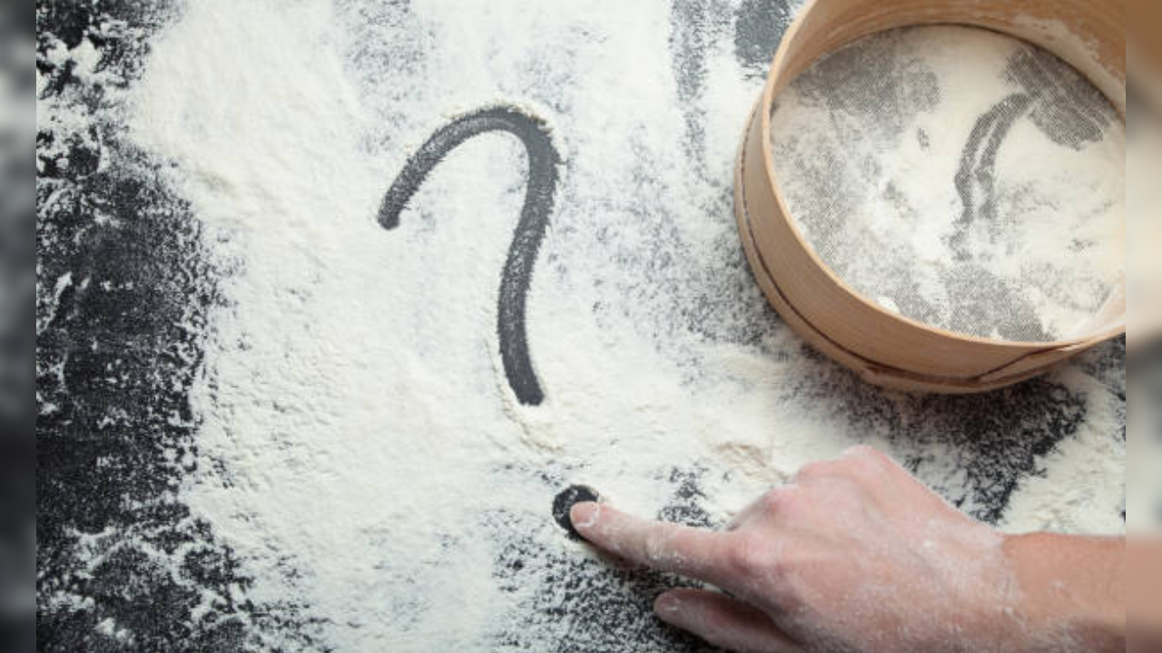 flour sifting kitchen hack