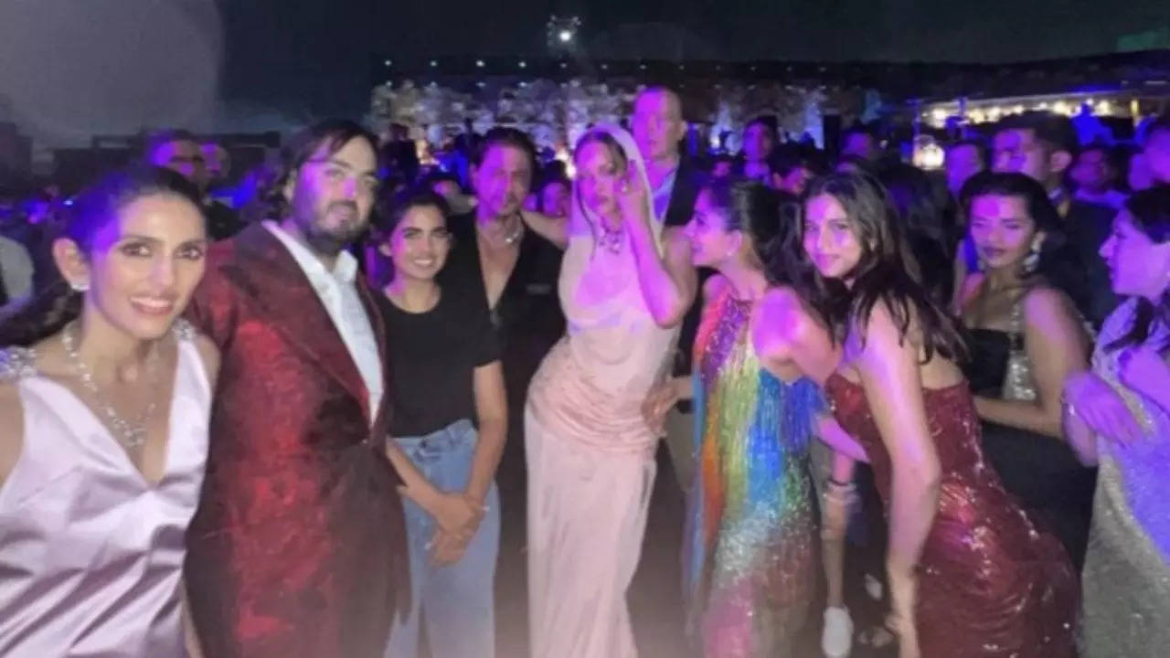 Shah Rukh Khan Poses With Rihanna, Anant Ambani, Radhika Merchant, Others In UNSEEN Pic From Jamnagar