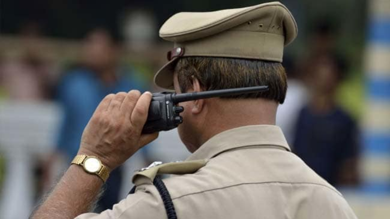 Reay Road Station: Mumbai: Man Suffers Brain Hemorrhage, Cops Put Him in Train's Luggage Compartment; Suspended - Vimarsana News