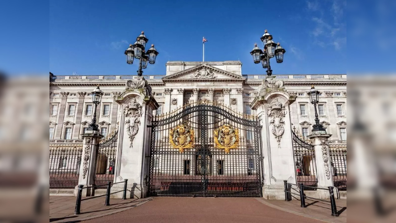 Man Crashes Car Into Gates Of Buckingham Palace