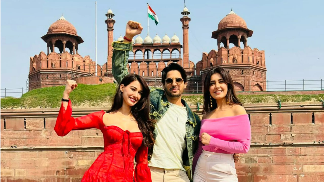 Yodha Stars Sidharth Malhotra, Disha Patani, Raashii Khanna Strike Winning Pose At Red Fort Ahead of Tiranga Song Launch