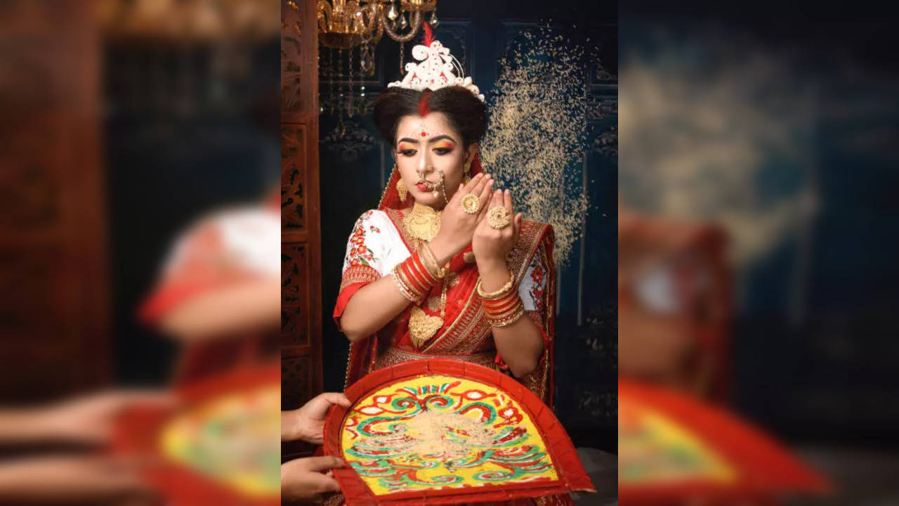 Hindu bride throwing rice at her bidai