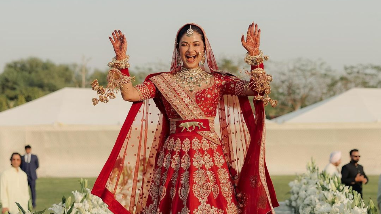Sabyasachi's Latest Video Reveals How Priyanka Chopra's Gorgeous Red Bridal  Lehenga Was Designed, Watch | India.com