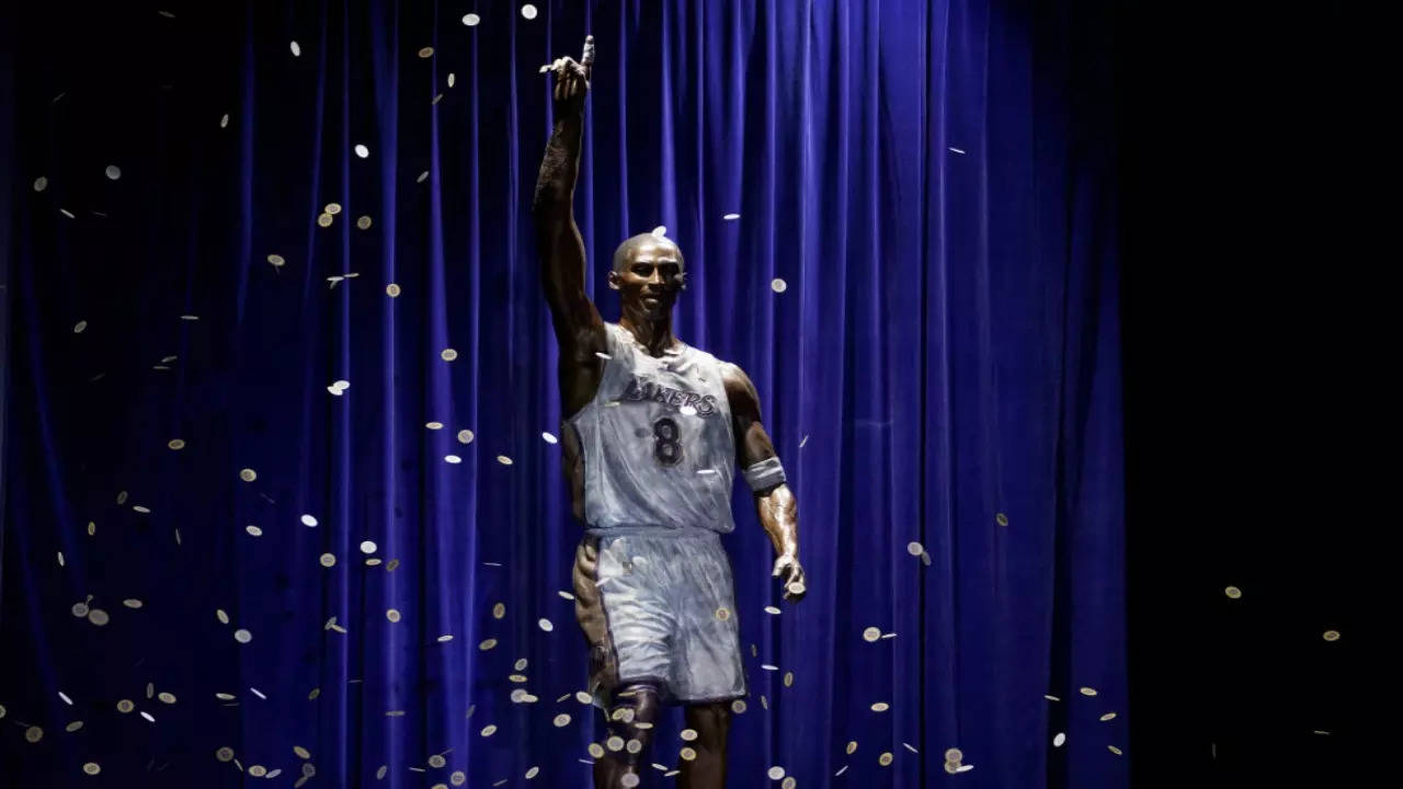 Kobe Bryant's statue unveiled by Los Angeles Lakers