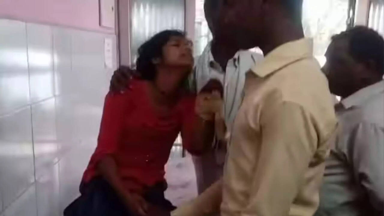  தன்னை காதலித்துவிட்டு வேறு ஒருவருடன் நிச்சயதார்த்தம்.. காதலியின் கையை துண்டாக்கிய இளைஞர்.. 