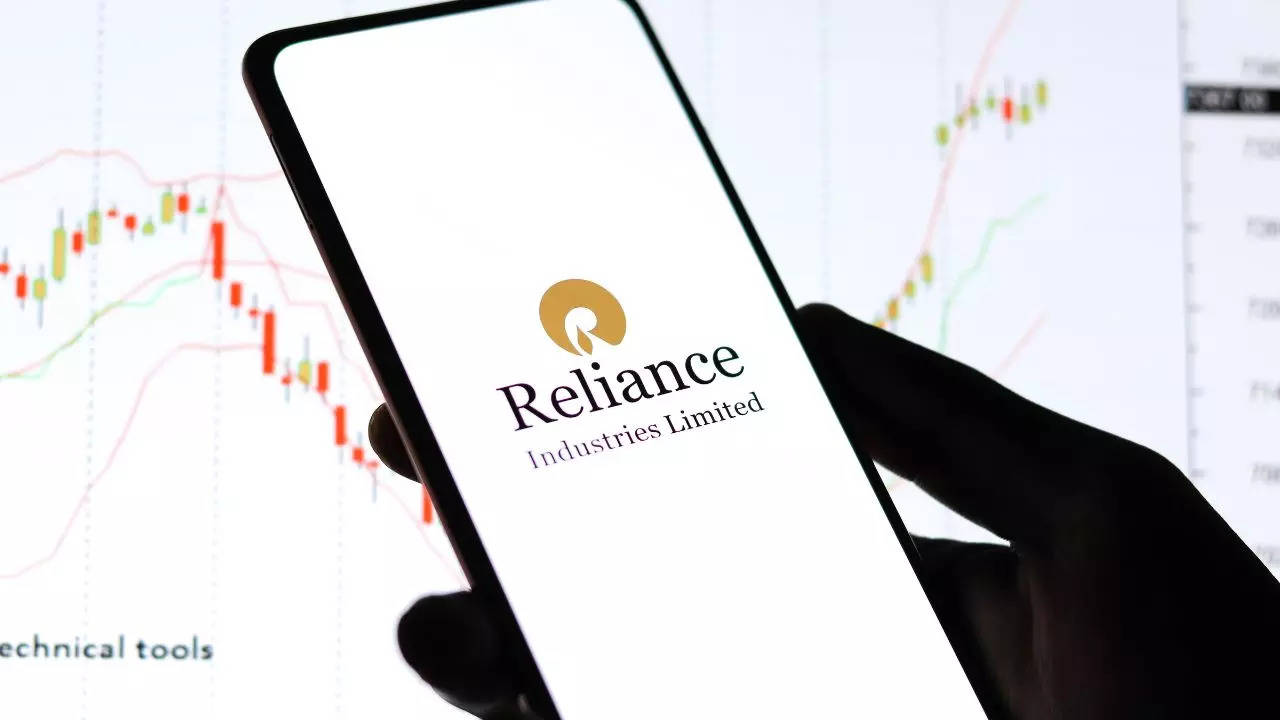 RIL Share Price Climbs over 1 pc After Paramount Global Deal