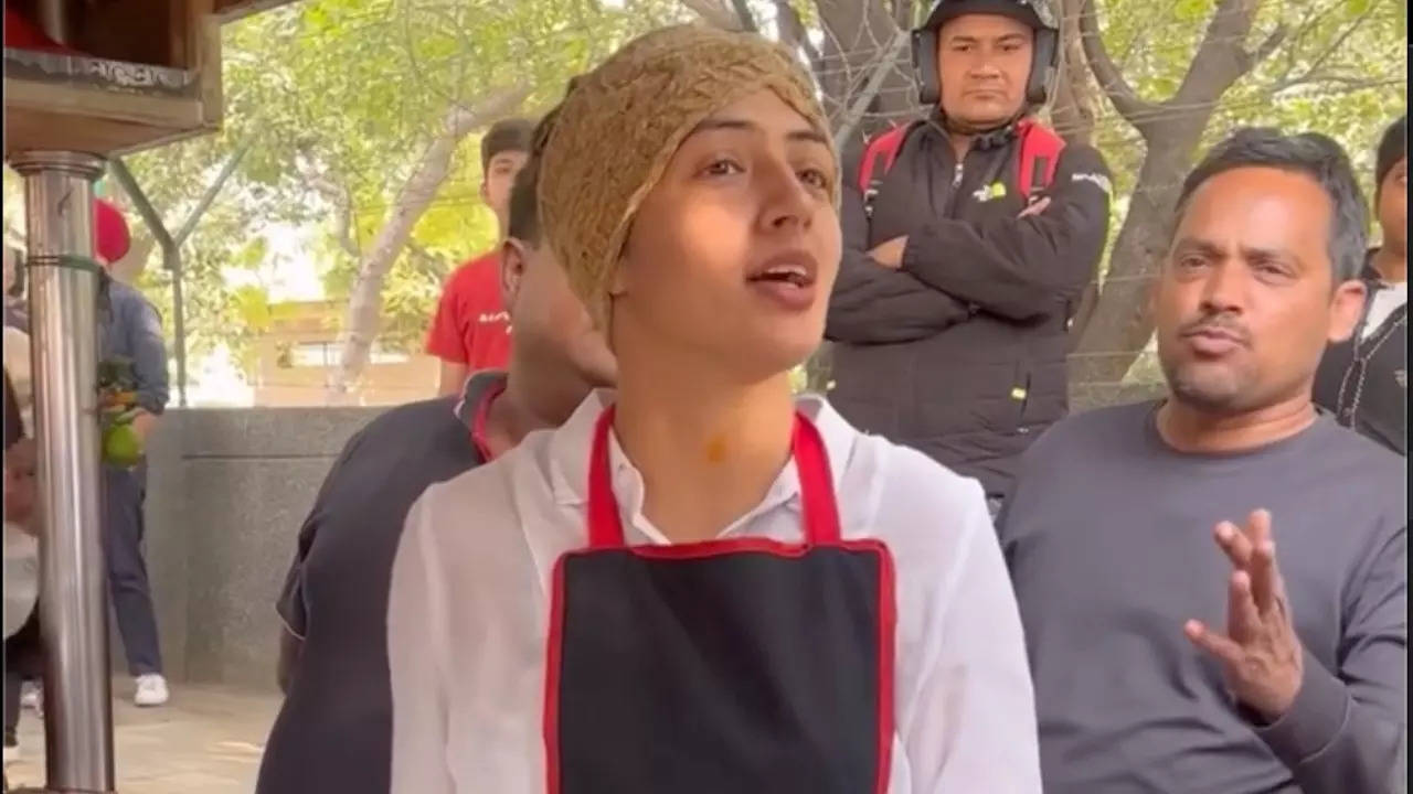 Vada Pav vendor Chandrika Gera Dixit interacts with her customers in Delhi. | Courtesy: Food Bowls