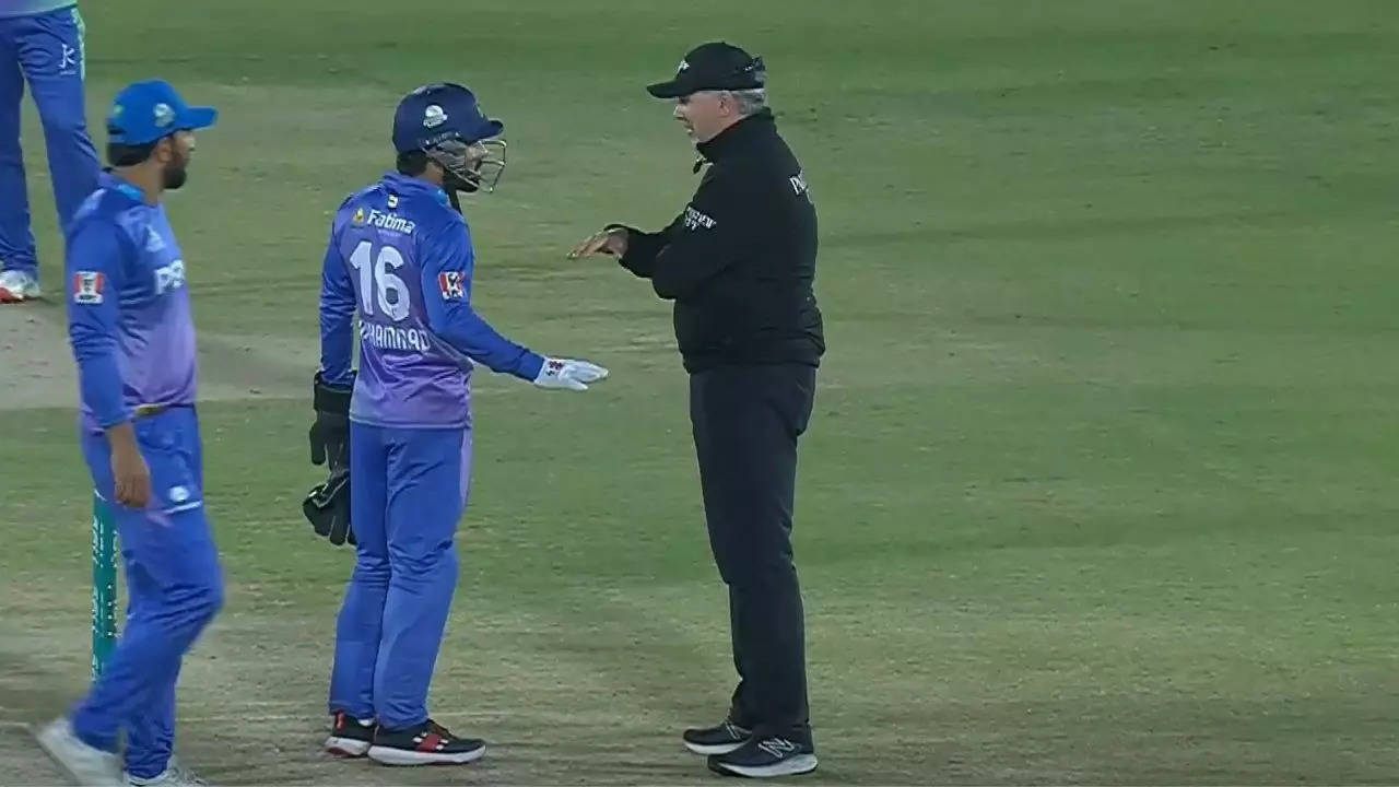 Mohammad Rizwan and Richard Illingworth engage in a chat during the Eliminator 1 of the PSL 2024.