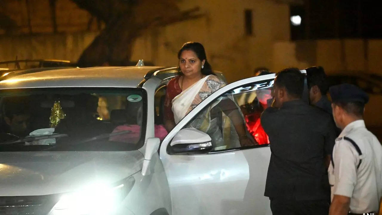 K Kavitha Being Arrested