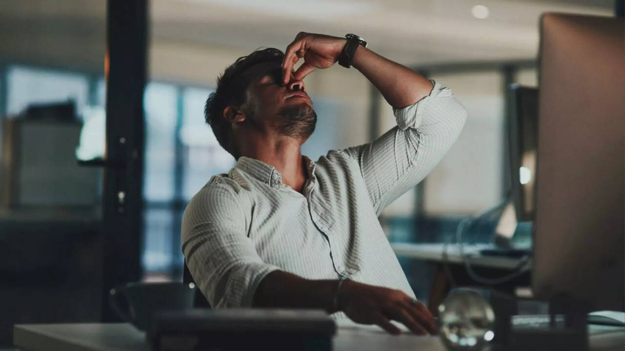  ஐஐடி, ஐஐஎம்- ல் படித்த இளைஞர் மாடியில் இருந்து குதித்து தற்கொலை.. 'வேலை பளு' காரணம்? 