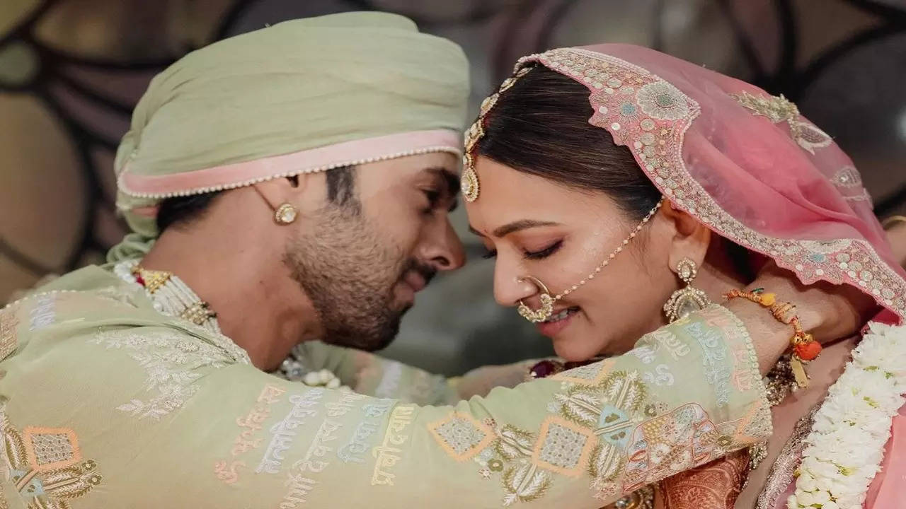 Pulkit Samrat And Kriti Kharbanda Wedding: Pulkit Samrat, Kriti Kharbanda  Are Now Married! Newlyweds Share FIRST Wedding PICS | Bollywood News -  Times Now