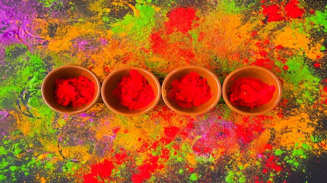 Holi Colours and Ayurveda (Photo: Freepik)