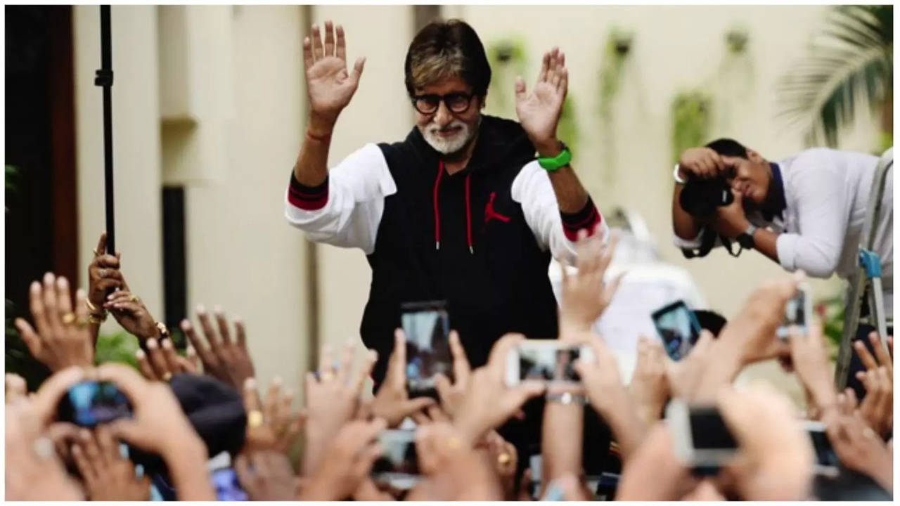 Amitabh Bachchan Steps Out To Meet Fans Outside Jalsa After 'Fake' Hospitalisation News