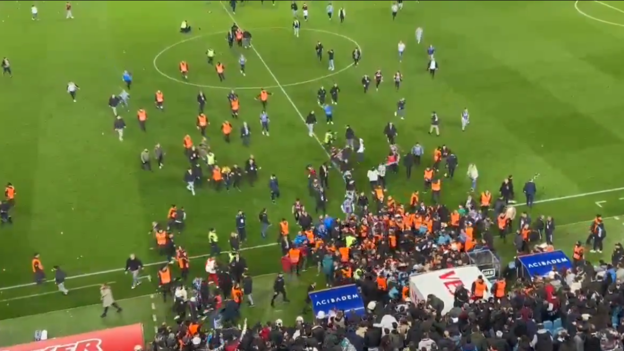 Trabzonspor Fans Attack Fenerbahce Players Following Home Defeat