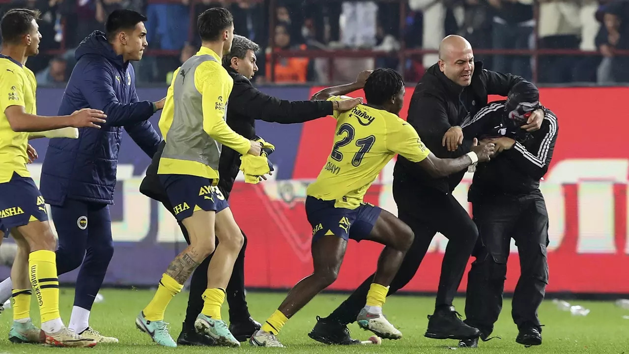 Trabzonspor fans fight with Fenerbahce players