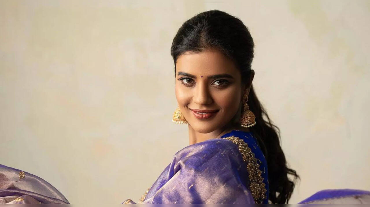  காற்றில் பறக்கும் சேலை.. நடிகை ஐஸ்வர்யா ராஜேஷின் வாவ் லுக்! 