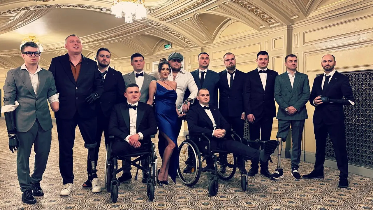 Ukrainian Porn Actress Poses With Injured Soldiers In Elegant Calendar For Cause