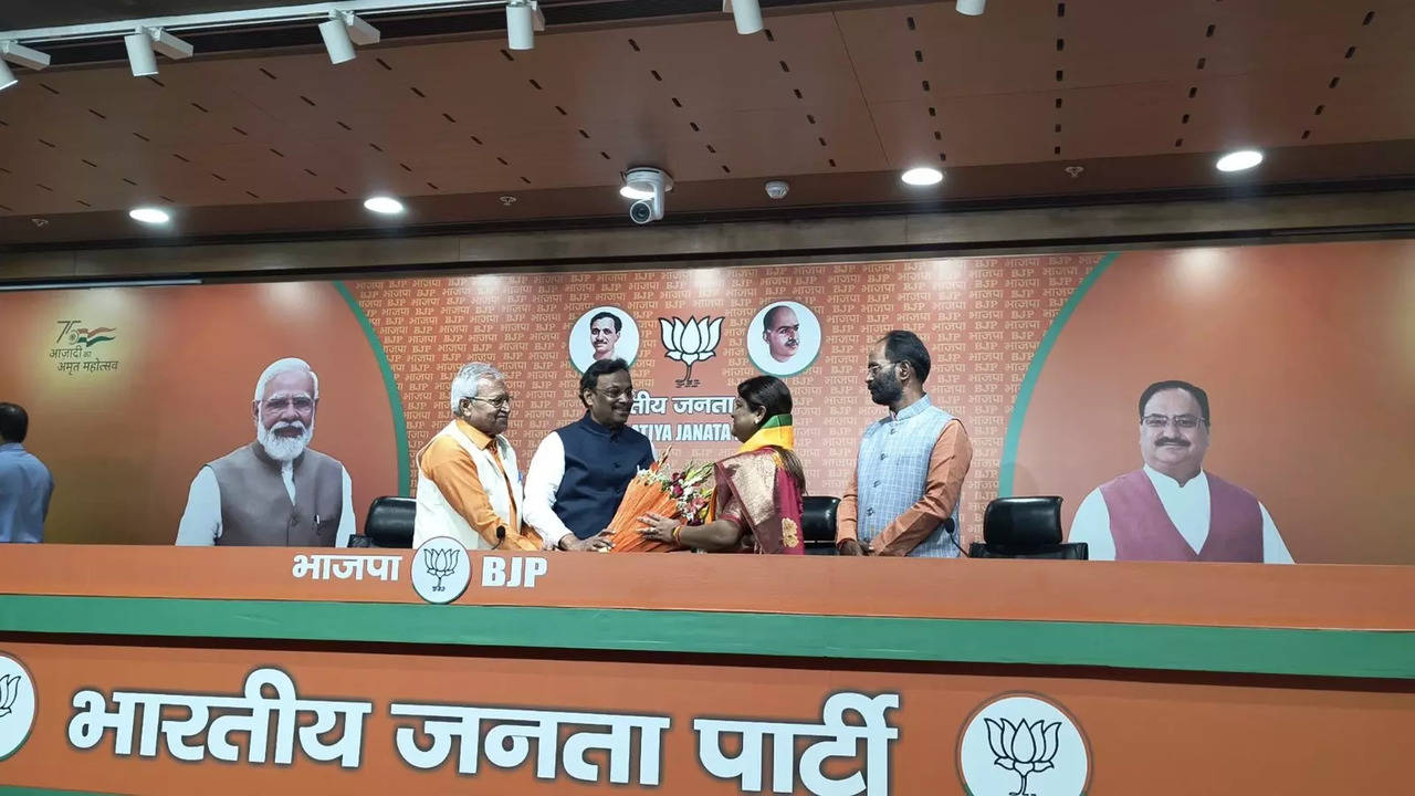 Sita Soren, Hemant Soren's Sister-In-Law Joins BJP After Quitting JMM ...