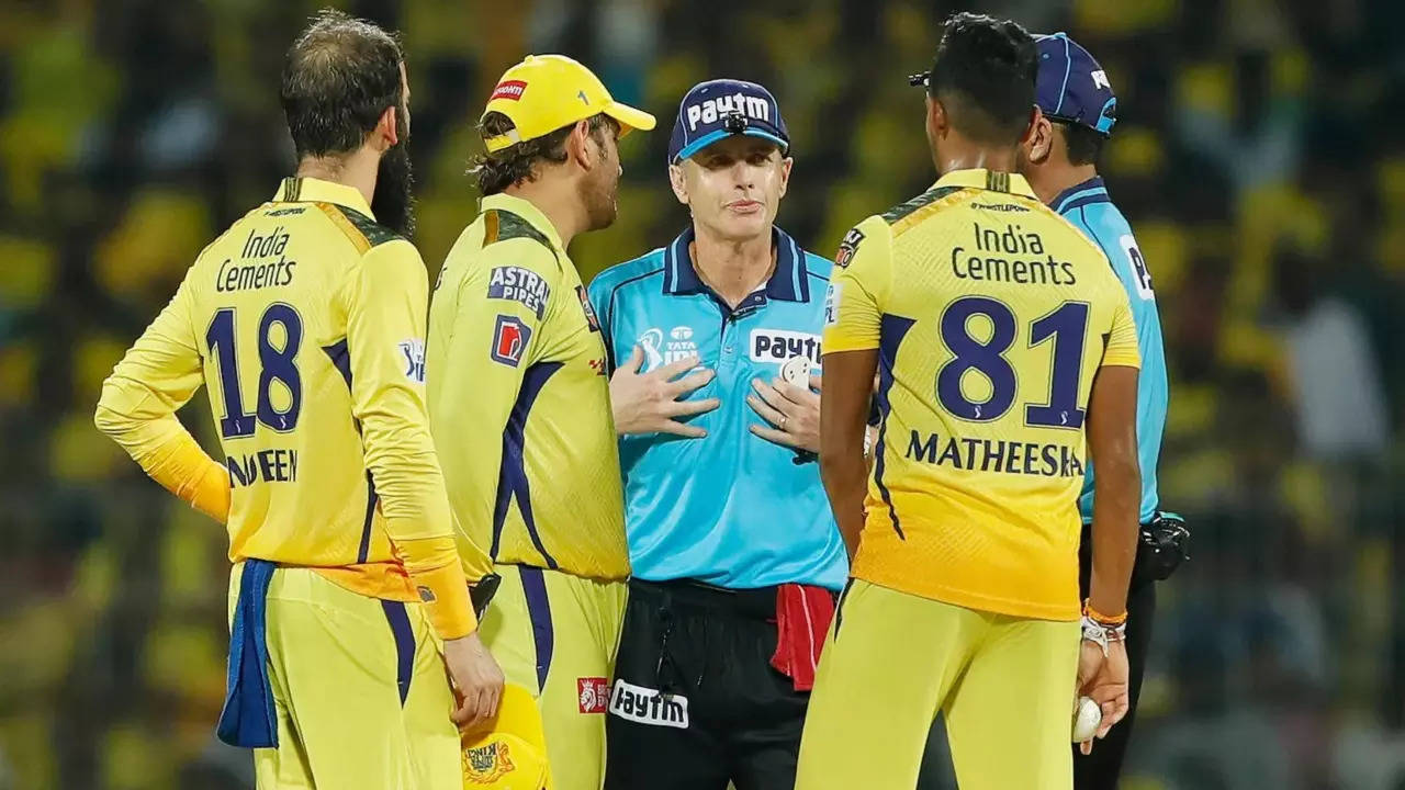 Umpire Chris Gaffaney talks to Chennai Super Kings (CSK) players.