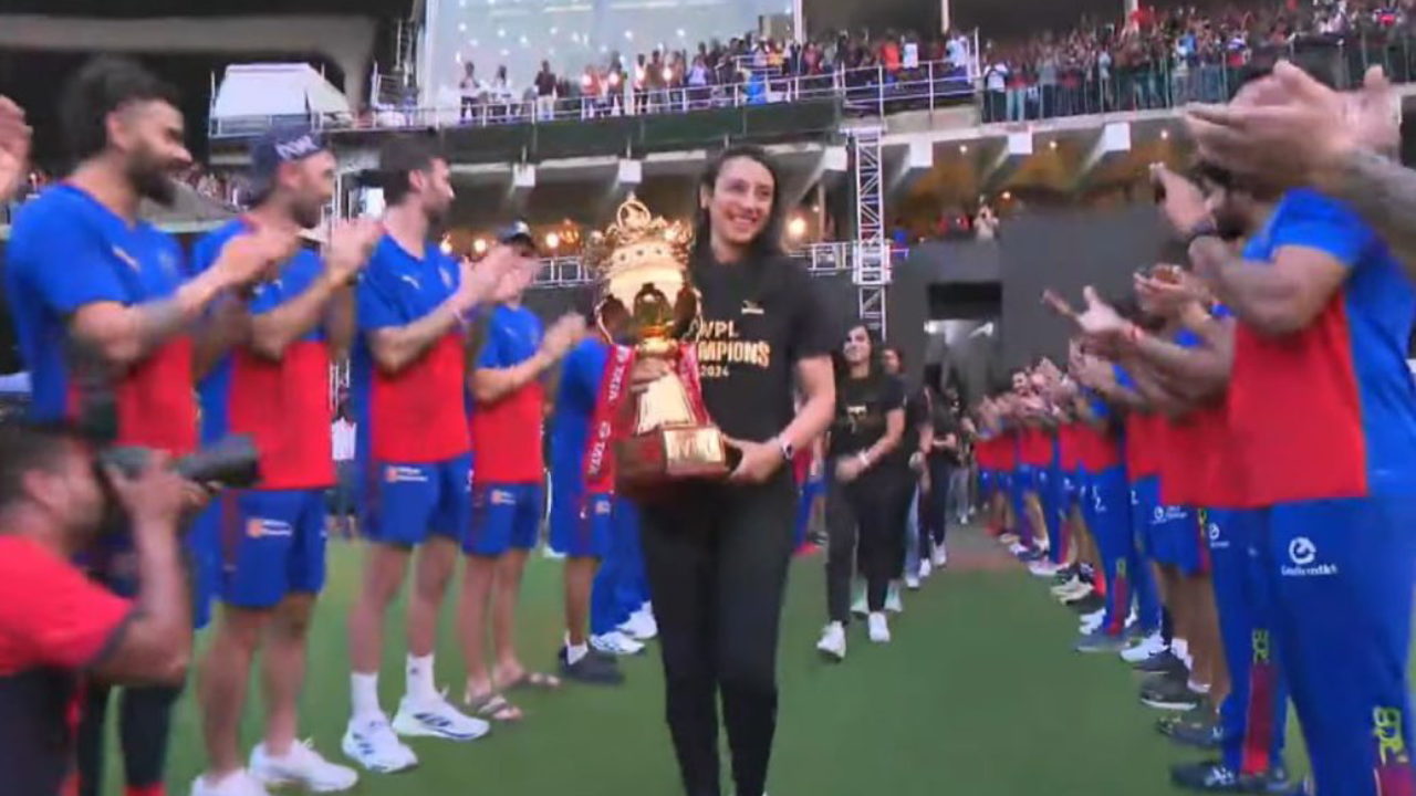 Virat Kohli And RCB Men's Team Give Women's Team Guard Of Honour As ...