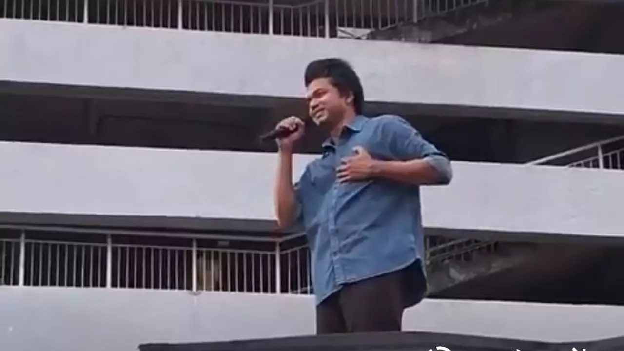 Vijay Talks To Fans In Kerala