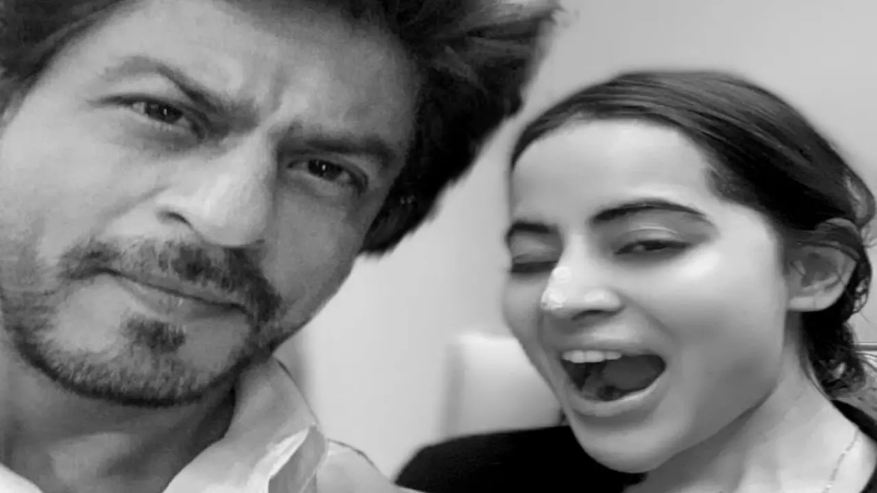 Dear Urfi Javed! Your Selfie With Shah Rukh Khan Is Good, BUT We Know The Reality