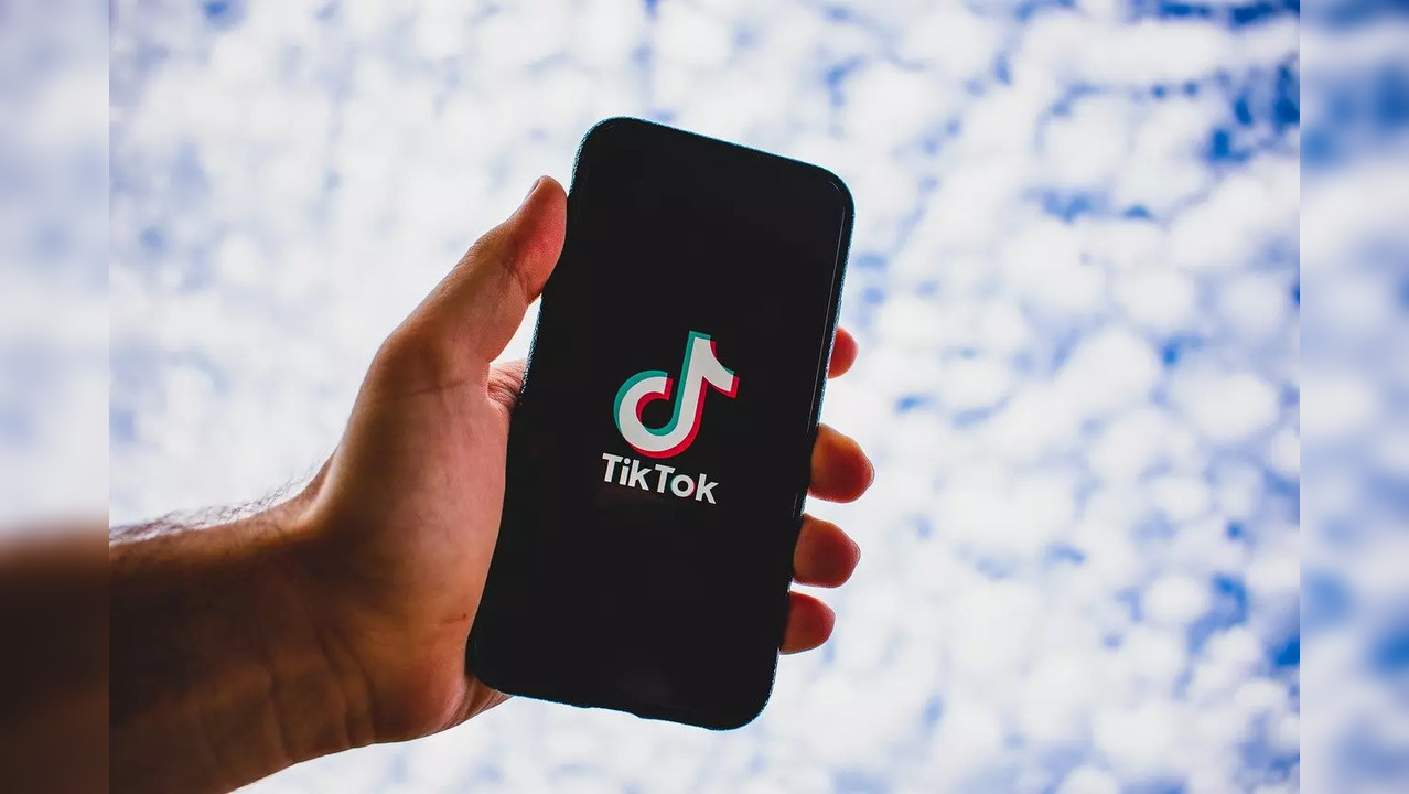 The 'Falling' Filter on TikTok