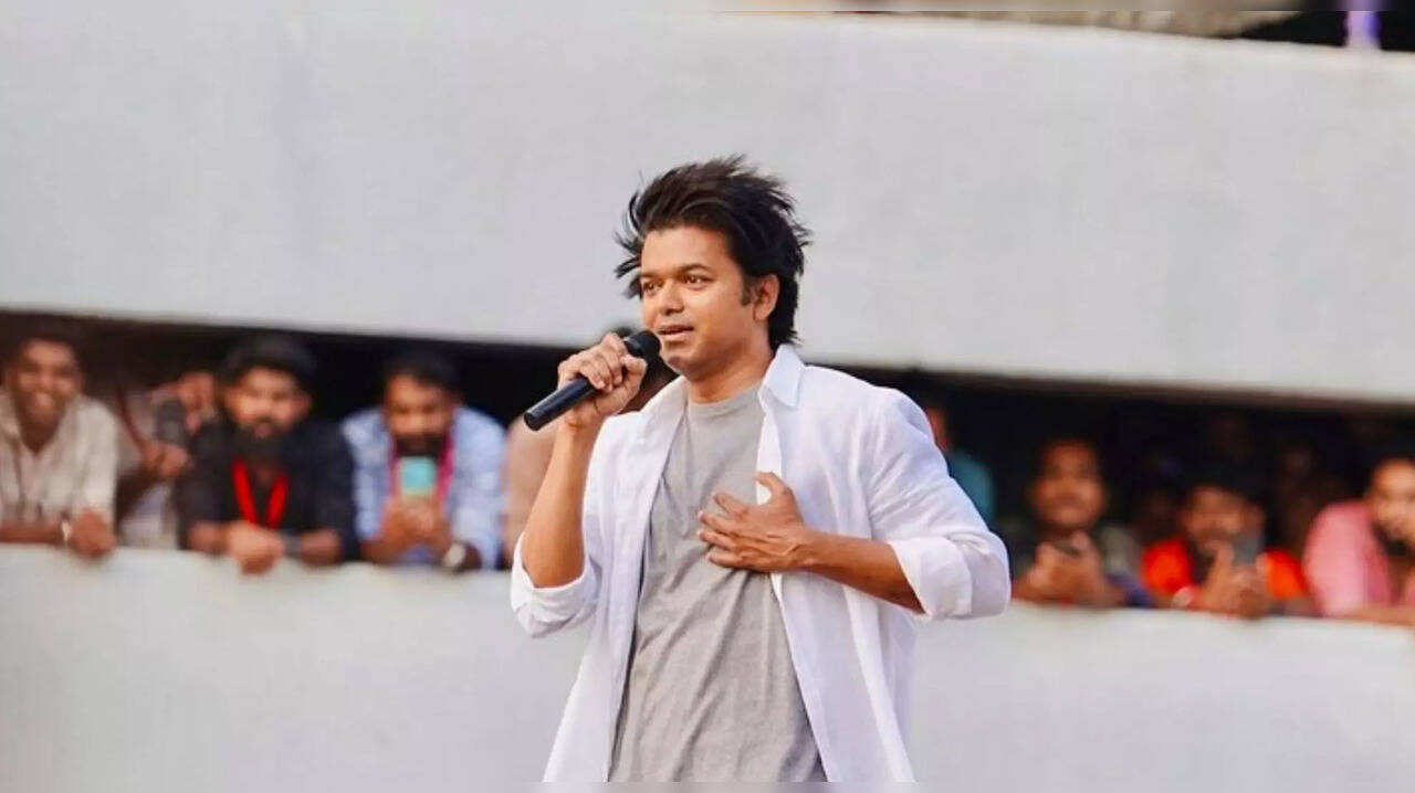  ​தளபதி விஜய் வருகையால் ஸ்தம்பித்த கேரளா... சேட்டன்கள் கொடுத்த மிகப் பெரிய வரவேற்பு ஸ்பெஷல் கேலரி! 