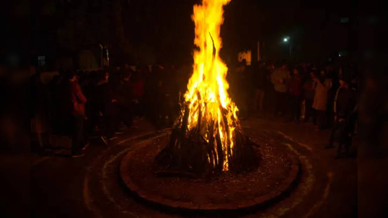 Holika Dahan in 9 auspicious yog taking place