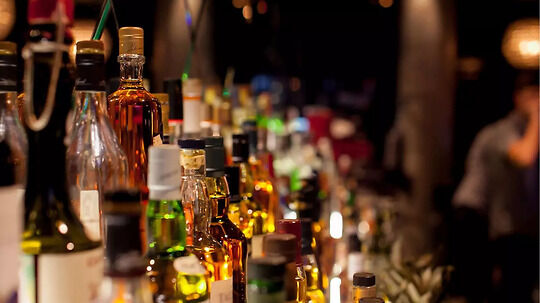Mumbaikers Get Your Booze Till Midnight as Liquor Shop Hours Extended for Holi Cheer