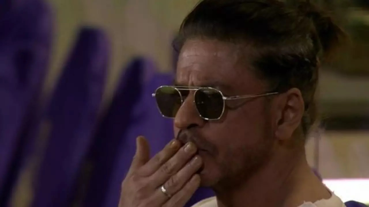 Shah Rukh Khan Blows Flying Kiss To Fans As He Attends For KKR Vs SRH IPL 2024 Match